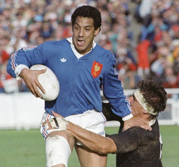 1983 : Avec quelle équipe, les français de Serge Blanco remportent-ils le tournoi des Cinq Nations à égalité ?