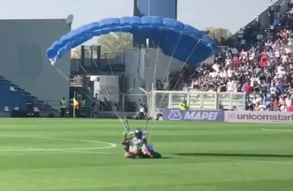 En 2017 lors du match Real Bétis-Barcelone un parachutiste a atterri sur le terrain.