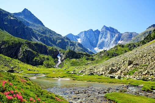 Quelle est le plus haut sommet (3 298 m) des Pyrénées françaises, classé parc national depuis 1967 ?