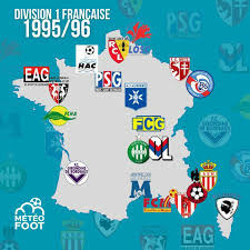 Quel club de première Division l'intègre dans son centre de formation alors qu'il n'a que 9 ans ?