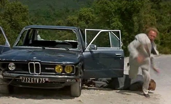 Dans quelle voiture Gérard Depardieu se déplace-t-il dans le film "Les Compères" ?
