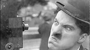 Quelques jours plus tard, Chaplin crée ce personnage qui lui collera éternellement à la peau, et qu'en France on appelera...