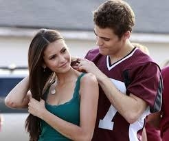 Pourquoi Stefan offre-t-il un collier à Elena ?