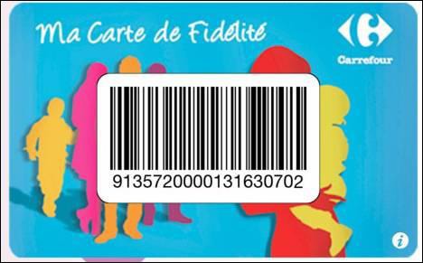 A Carrefour, il suffit que la caissière passe la carte de fidélité au lecteur.