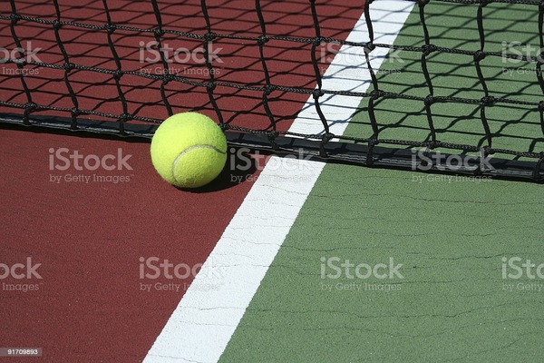 Au tennis, quand une balle rebondit en dehors du terrain, on dit qu'elle est...
