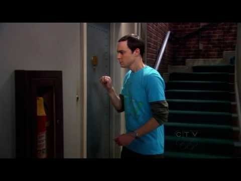 Habituellement, combien de fois Sheldon frappe-t-il à la porte ?