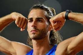 Athléte italien co-champion olympique en 2021 et récent champion du monde en 2023 du saut en hauteur ? A la barbe moitié rasé !
