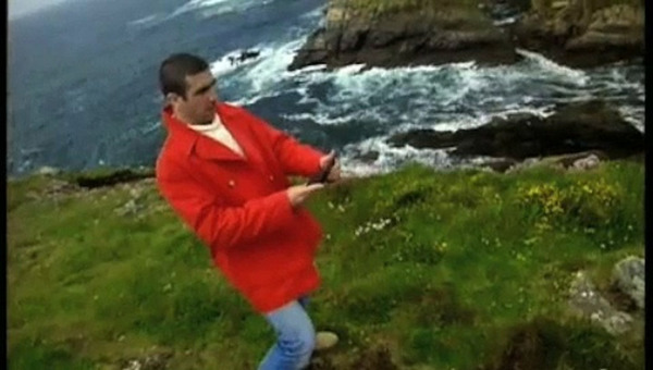 En 1996, de quel materiel électronique Eric Cantona nous vante-t-il les mérites ?