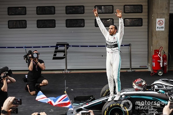 Lewis Hamilton est le premier pilote à avoir passé la barre des 100 victoires en Grand Prix.