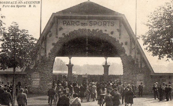 Où se trouvait cette entrée du Parc des Sports, le premier stade de Lescure en 1924 ?