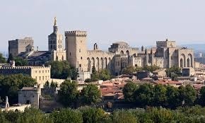 En 1305, dans quelle ville le Pape part-il s’installer au détriment de Rome ?