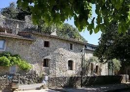Quelle est la spécialité du village de Cliousclat, situé dans la Drôme ?