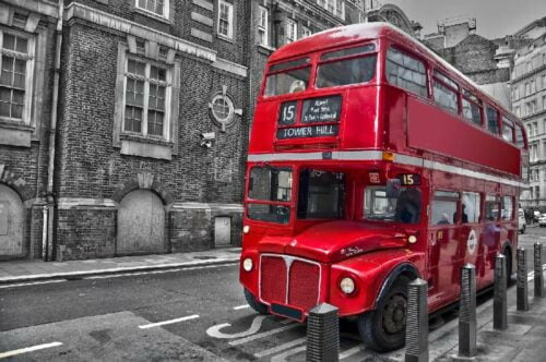Quel est le nom donné aux bus rouges de Londres ?