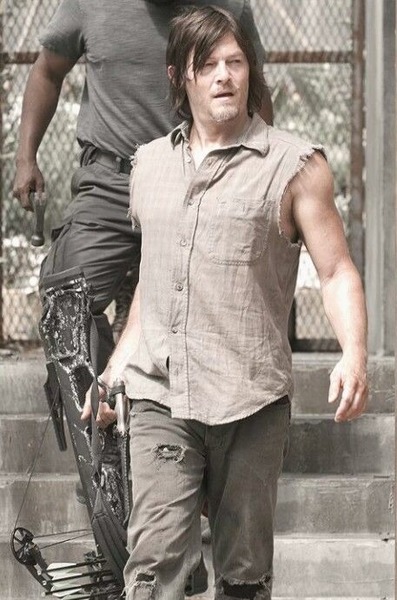 Quand Daryl et ses amis doivent fuir la prison précipitamment, avec quelle personne va-t-il se retrouver pendant un temps ?