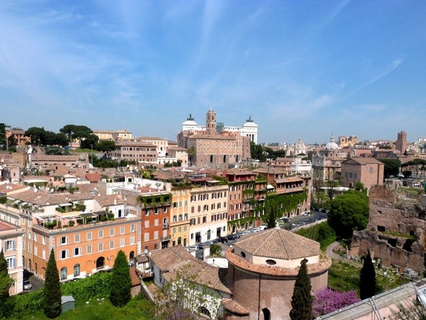 Quel terme est utilisé pour nommer les quartiers du centre historique de Rome ?