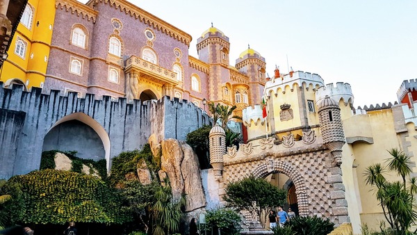 Nous sommes au Portugal mais dans quelle localité se situe ce château très coloré ? Un indice : il s'agit d'un Palais situé à la montagne ...