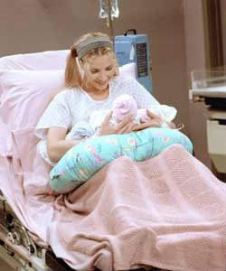 Pour qui Phoebe a-t-elle été mère porteuse ?