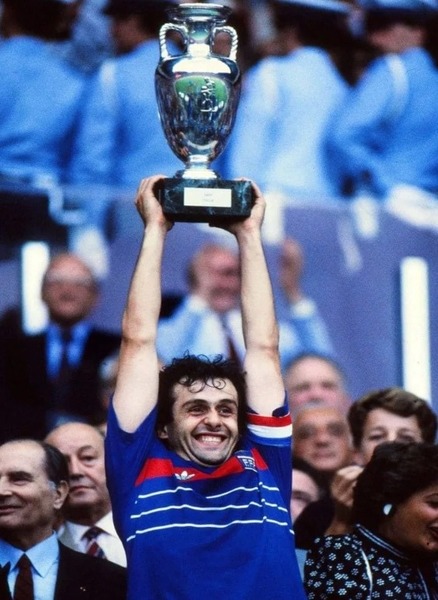 C'est terminé, la France remporte l'Euro 84. Michel Platini termine meilleur buteur du tournoi avec ...