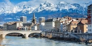 Cette ville entourée de montagnes surnommée "la capitale des Alpes" se situe dans le...
