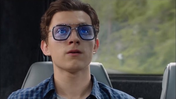 Comment se nomme la paire de lunettes que Tony Stark a léguée à Peter Parker ?
