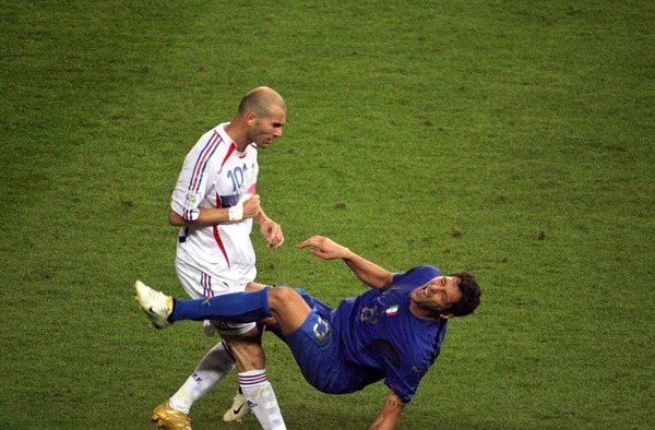 Suite à un célèbre coup de tête sur Marco Materazzi, Zinédine Zidane est expulsé .........