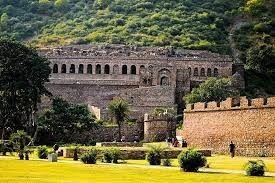 Dans quel pays se situe  le fort de Bhangarh ?