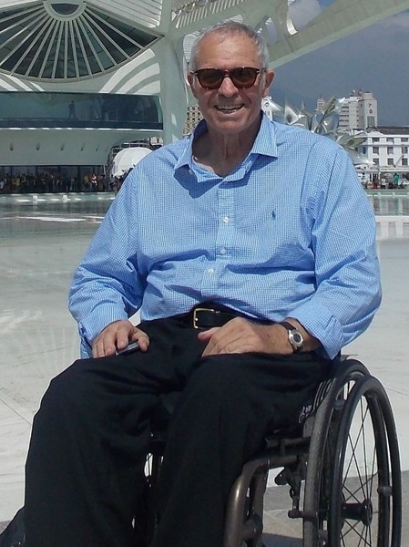 Complétez le titre du livre de Patrick Segal, dans lequel il raconte son tour du monde en fauteuil roulant : L'homme qui .... dans sa tête