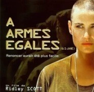 Quelle actrice s’est rasé la tête pour le film "A Armes Egales" sorti en 1997 ?