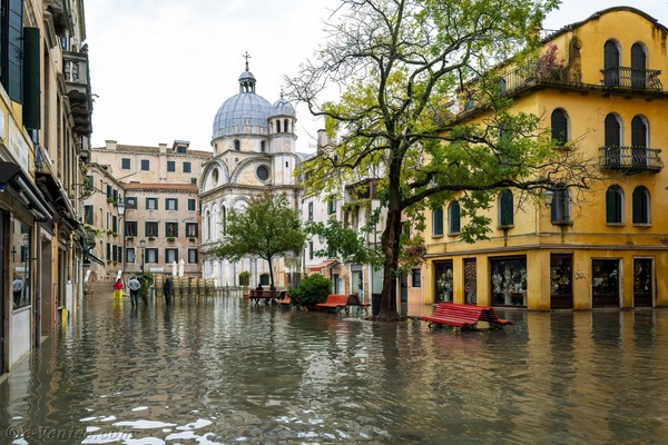 Comment appelle-t-on la montée des eaux à Venise ?