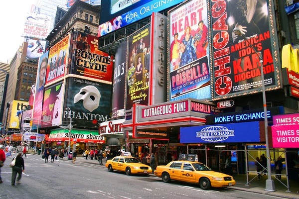 Hors pandémie, chaque jour 300 000 piétons passent par Times Square, à New York. Pourquoi la place porte-t-elle ce nom?