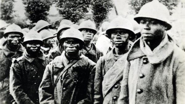 En juin 1940, au moment du Blitzkrieg ("guerre éclair") allemand et de la débâcle française, plusieurs milliers de militaires africains ont été massacrés par la Wehrmacht ....