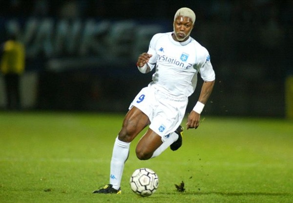 L' AJ Auxerre a été le seul club français de la carrière de Djibril Cissé dans les années 2000.