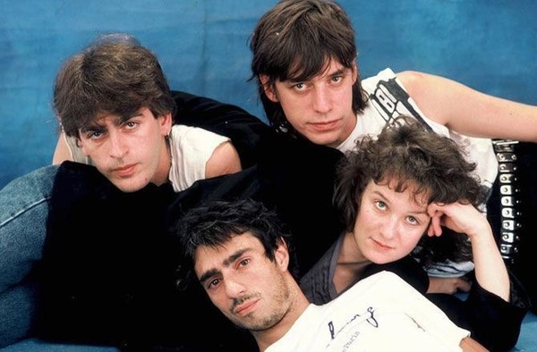 Autour de quel instrument de musique peut on voir le groupe Téléphone poser pour le single " le jour s’est levé " en 1986 ?