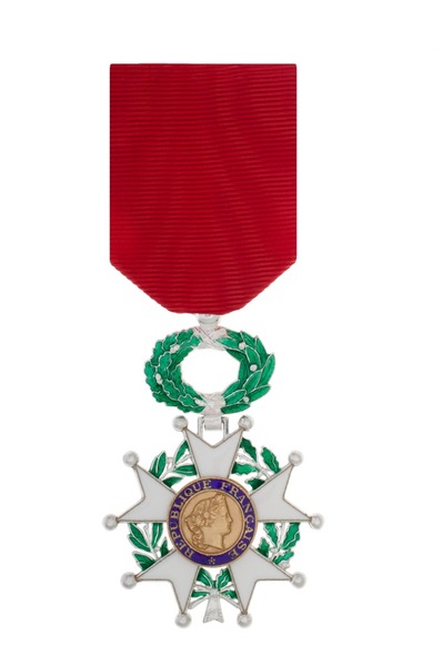 Il est nommé Chevalier de la Légion d'honneur en ...
