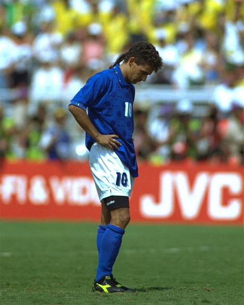 De quelle manière Roberto Baggio manque-t-il le dernier tir au but ?