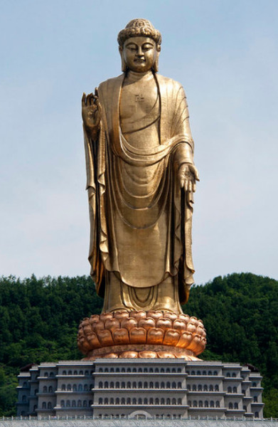 Le Bouddha du Temple de la Source (148 mètres) se trouve...