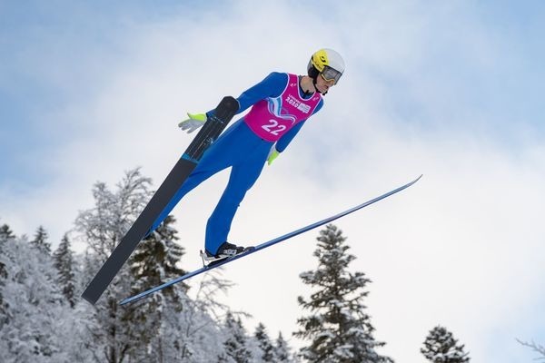 Quelle discipline olympique associe le saut à ski au ski de fond ?