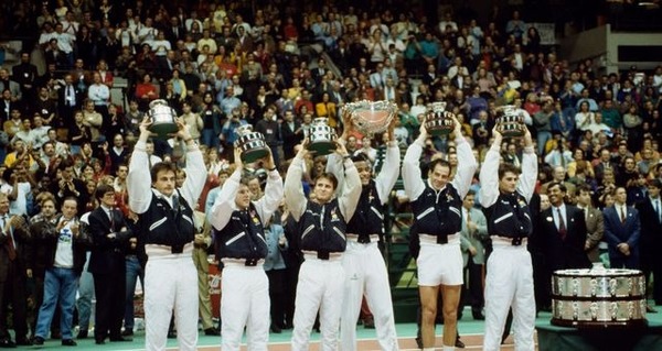 Le 1er décembre, contre qui l'équipe de France de Tennis remporte-t-elle la finale de la Coupe Davis ?