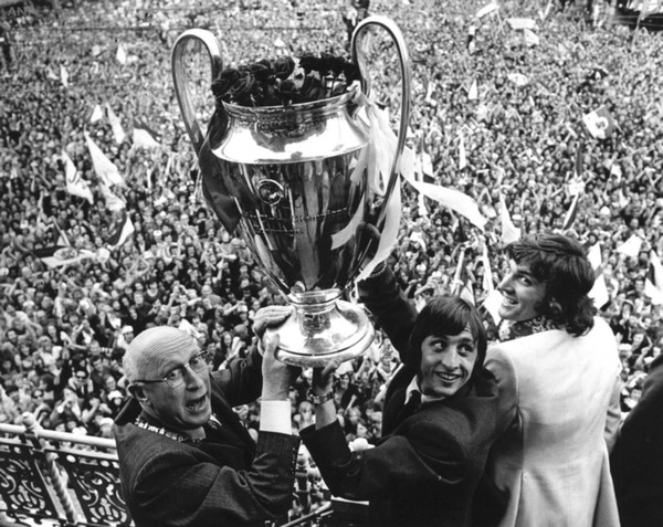 Dans les années 70, combien de fois consécutives les joueurs de l'Ajax ont-ils remporté la Coupe d'Europe des Clubs Champions ?