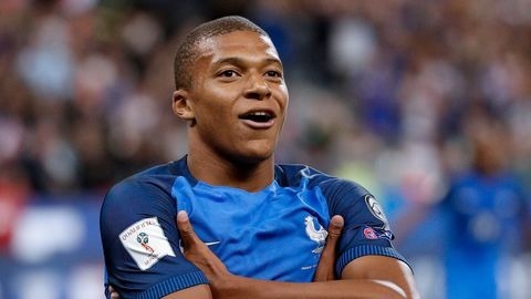 Vainqueur du championnat de France en 2017 avec l'AS Monaco, il est transféré au Paris Saint-Germain le 31 août 2017.