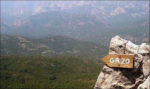 Est-ce que le célèbre chemin de randonnée GR20 se situe en Corse ?