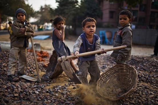 Pendant des siècles, les enfants ont travaillé dès leur plus jeune âge. Quel est aujourd’hui l’âge minimum légal requis pour travailler ?