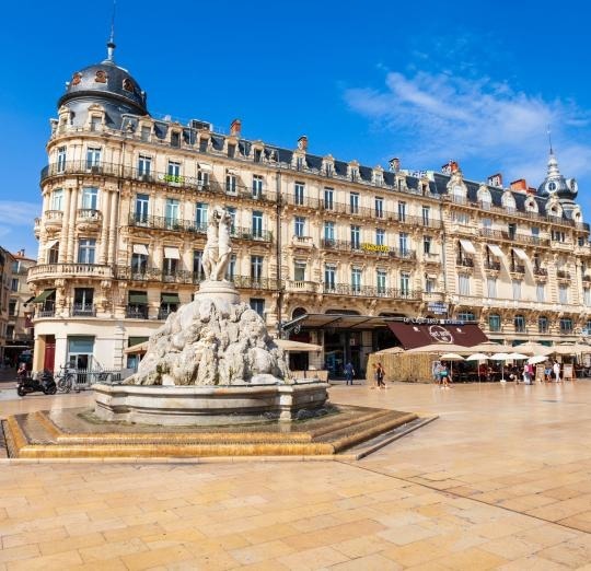 Comment s'appelle la place centrale de Montpellier ?