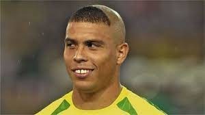 Joueur légendaire brésilien double ballon d'or qui à "tenté" cette coiffure lors de la coupe du Monde 2002 et qui ne fut pas sa plus belle réussite dans sa carrière.