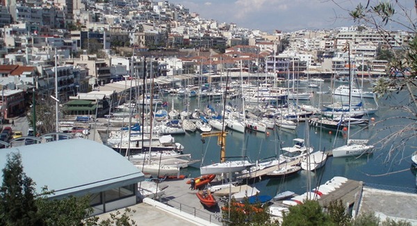 Quelle ville, capitale de la Grèce, comprend notamment le port du Pirée ?