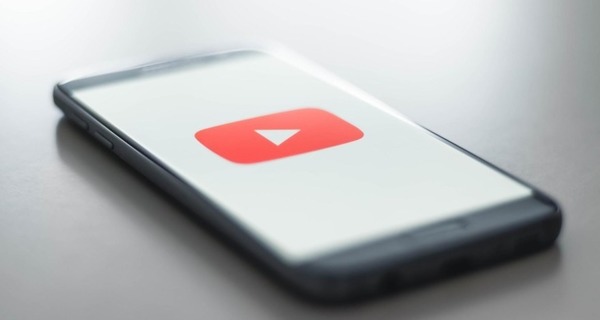 Quelle entreprise de partage de vidéos, fondée en 2005, a été rachetée par Google en 2006 ?