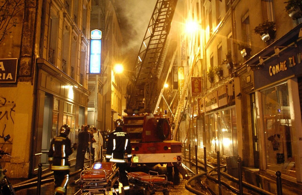 Quel Hôtel parisien est victime d'un terrible icendie le 15 avril ?