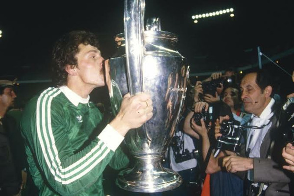 Lors de la finale de la LDC 86, de quelle équipe le roumain Helmuth Duckadam a-t-il stoppé les 4 tirs au but ?