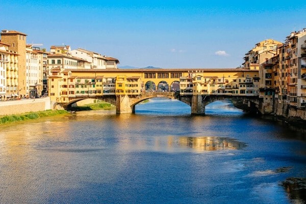 Quel fleuve italien traverse les villes de Pise et de Florence ?