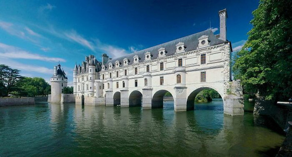 Situé sur une rivière, quel est ce célèbre Château français ?